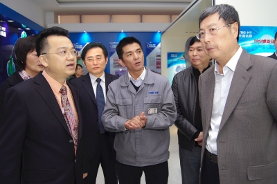2010年，天下政协副主席、天下工商联主席黄孟复视察正点游戏装备工业基地