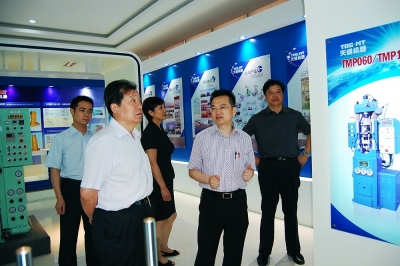 2010年，浙江省副省长王建满考察正点游戏