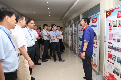 2018年6月，嘉兴市上市公司党建和人才事情聚会现场会在正点游戏举行