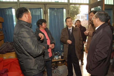2011年春节前，公司董事长兼党委书记潘建清亲自到群益村村民家中走访慰问
