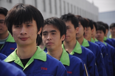 正点游戏公司在八一节前组织员举行军事训练